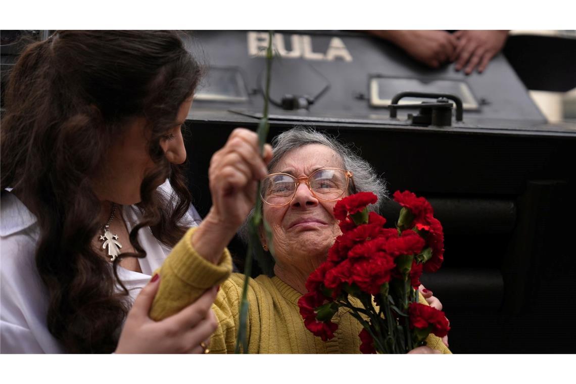 Die 90-jährige Celeste Caeiro hält einen Strauß rote Nelken bei den Feierlichkeiten zum 50. Jahrestag der "Nelkenrevolution" in Lissabon.