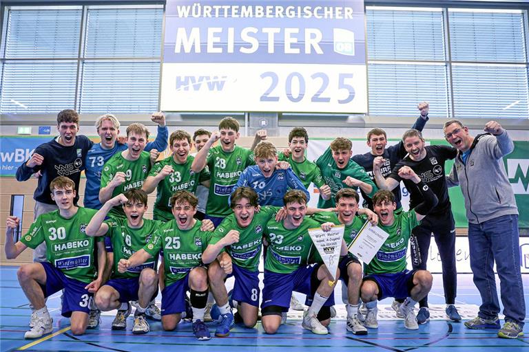 Die A-Jugend-Handballer des HC Oppenweiler/Backnang bejubeln den Gewinn des Meisterwimpels. Foto: Alexander Becher
