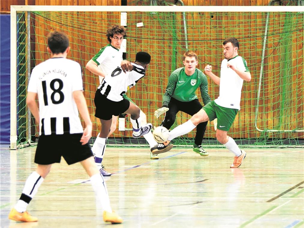 Die A-Jugend-Spieler des FC Viktoria Backnang (grüne Hosen) überzeugten.Foto: T. Sellmaier