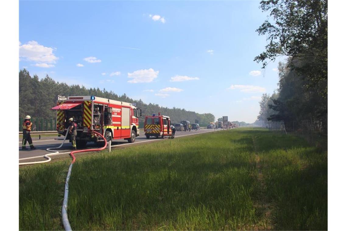 Hitzewarnung für den Osten - Waldbrände in Brandenburg Die A10 ist wegen eines Waldbrandes zwischen dem Dreieck Havelland und Falkensee gesperrt. Foto: Christian Pörschmann