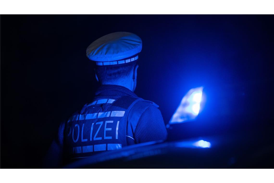 Lastwagen durchbricht Leitplanke und kippt um - A7 gesperrt Die A7 musste zeitweise gesperrt werden. (Symbolbild)