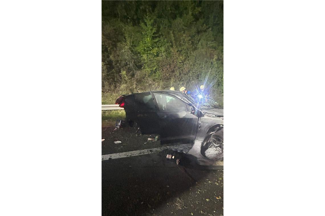 Fahrer lebensgefährlich verletzt – Ersthelfer löschen Autobrand Die A8 musste zeitweise voll gesperrt werden.