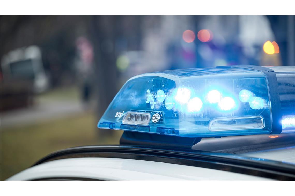 Die A8 Richtung Salzburg sperrten die Einsatzkräfte zwischenzeitlich komplett. (Symbolbild)