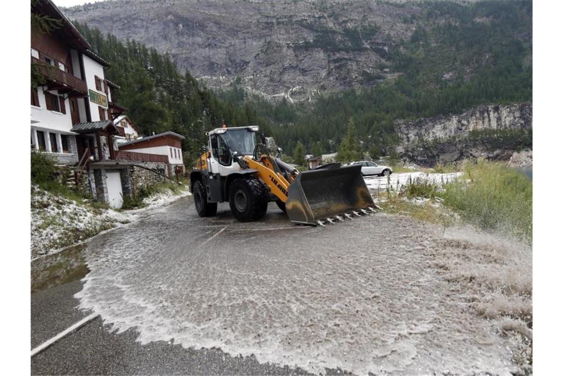 Schlammlawine stoppt Alpen-Spektakel - Bernal holt Gelb Die Abfahrt des Col d'Iseran war nach einer riesigen Schlammlawine nicht mehr passierbar. Foto: Thibault Camus/AP