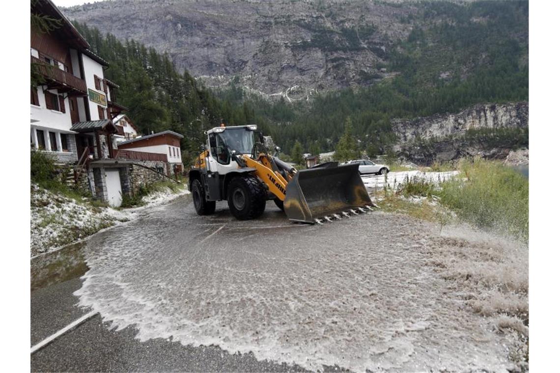 Die Abfahrt des Col d'Iseran war nach einer riesigen Schlammlawine nicht mehr passierbar. Foto: Thibault Camus/AP