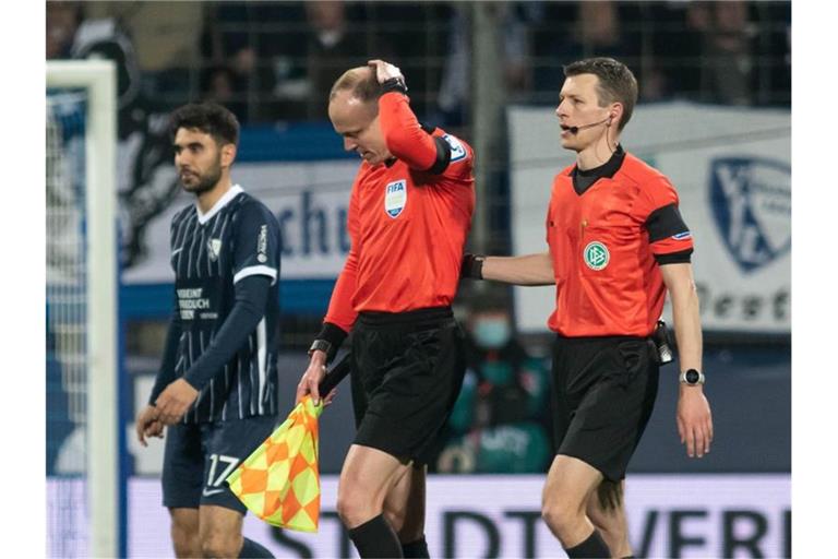 Die abgebrochene Bundesliga-Partie des VfL Bochum gegen Borussia Mönchengladbach wird mit einem 2:0 für die Gäste gewertet. Foto: Bernd Thissen/dpa