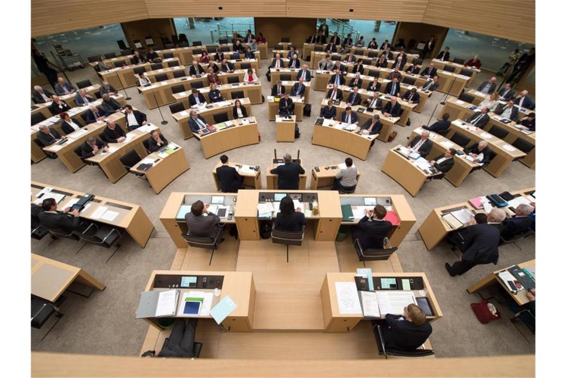 Antisemitismusdebatte im Landtag: Schuldzuweisungen an AfD Die Abgeordneten des Landtags von Baden-Württemberg sitzen bei einer Debatte im Plenarsaal. Foto: Sina Schuldt/dpa/Archivbild