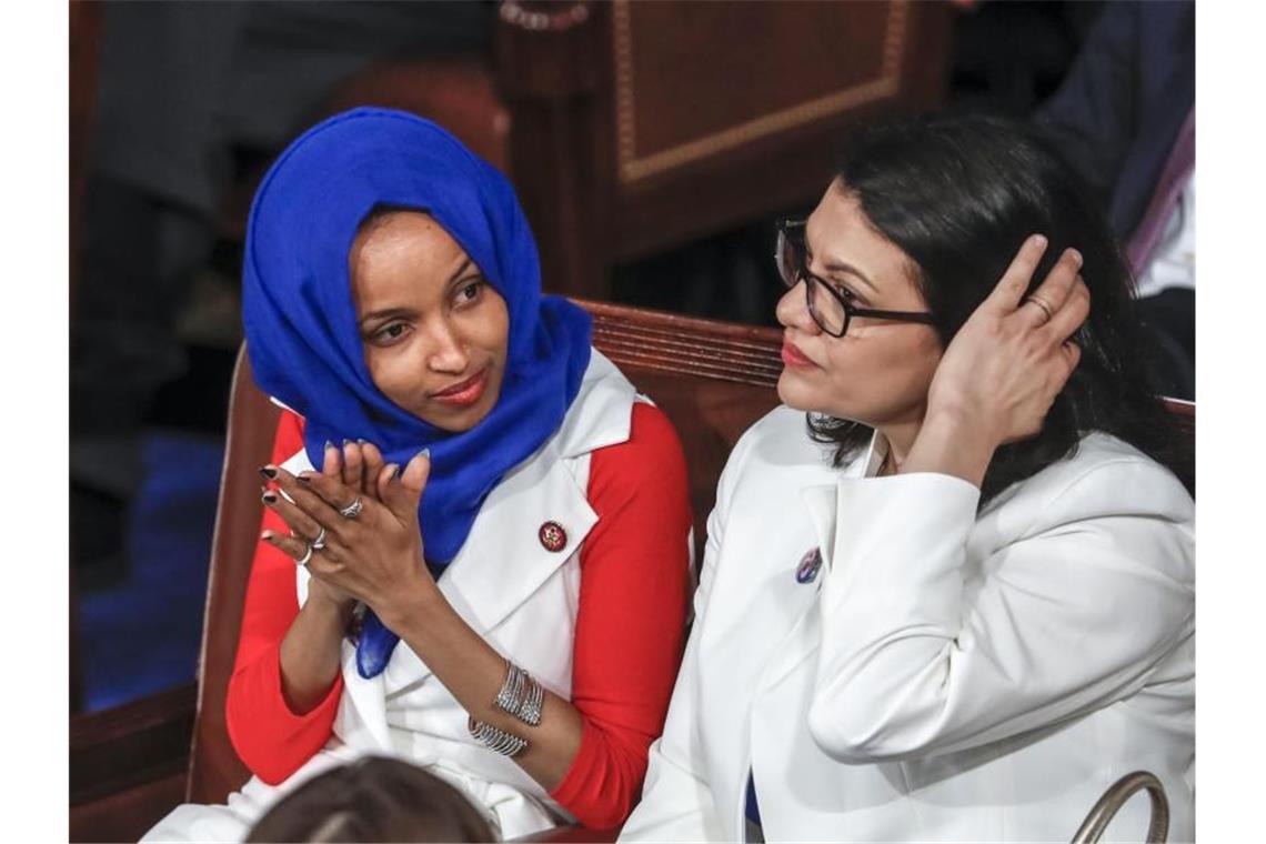 Die Abgeordneten des US-Repräsentantenhauses, Ilhan Omar (l) und Rashida Tlaib. Foto: J. Scott Applewhite/AP