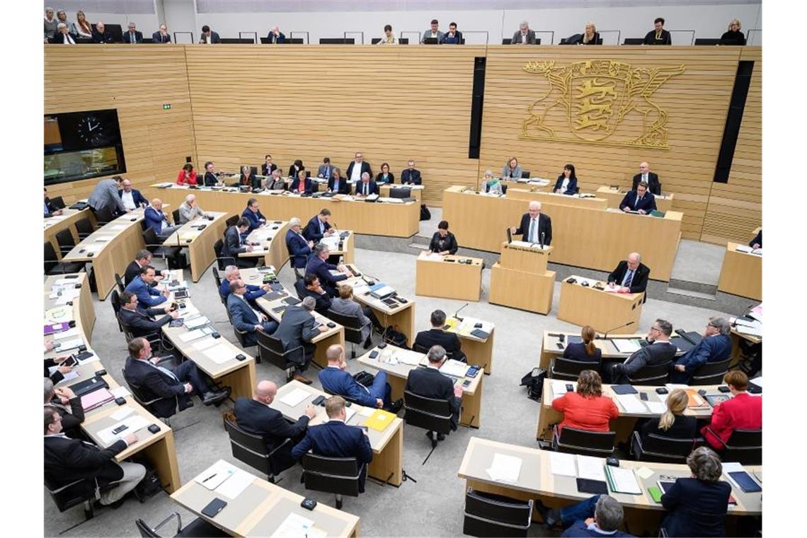 Die Abgeordneten nehmen an der Sitzung des Landtags von Baden-Württemberg teil. Foto: Sebastian Gollnow/dpa