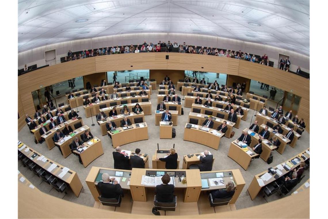 Die Abgeordneten sitzen im Landtag von Baden-Württemberg. Foto: Sebastian Gollnow/Archivbild