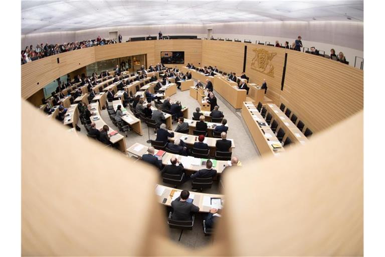 Die Abgeordneten sitzen im Landtag von Baden-Württemberg. Foto: Sebastian Gollnow/Archivbild