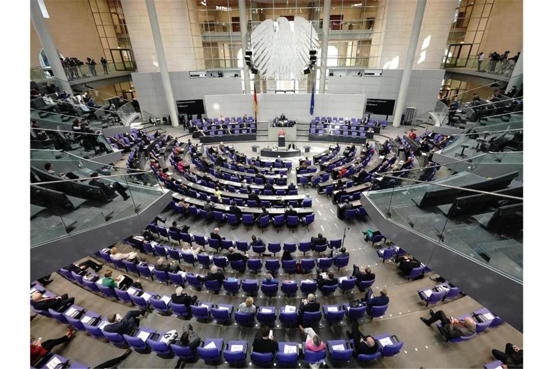 Bundestagsabgeordnete mit 53 Millionen Euro Nebeneinkünften Die Abgeordneten sitzen während einer Generaldebatte zum Bundeshaushalt im Bundestag. Foto: Michael Kappeler/dpa