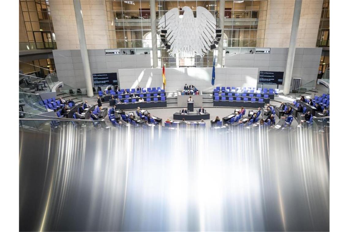 Die Abgeordneten verfolgen die Sitzung des Bundestags. Foto: Fabian Sommer/dpa