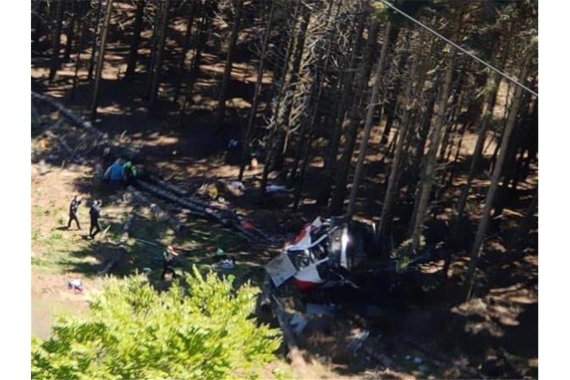 14 Tote bei Seilbahnunglück in Italien Die abgestürzte Gondel in einem Waldstück bei Stresa in der Provinz Verbano-Cusio-Ossola. Foto: Vigili del Fuoco/dpa