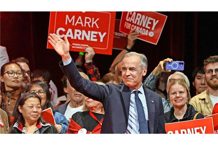 Die Abgrenzung zu den USA hat Mark Carney den Wahlsieg gebracht.„Wir werden diesen Handelskrieg gewinnen“, sagt der 60-jährige Wirtschaftsexperte vor jubelnden Anhängern.