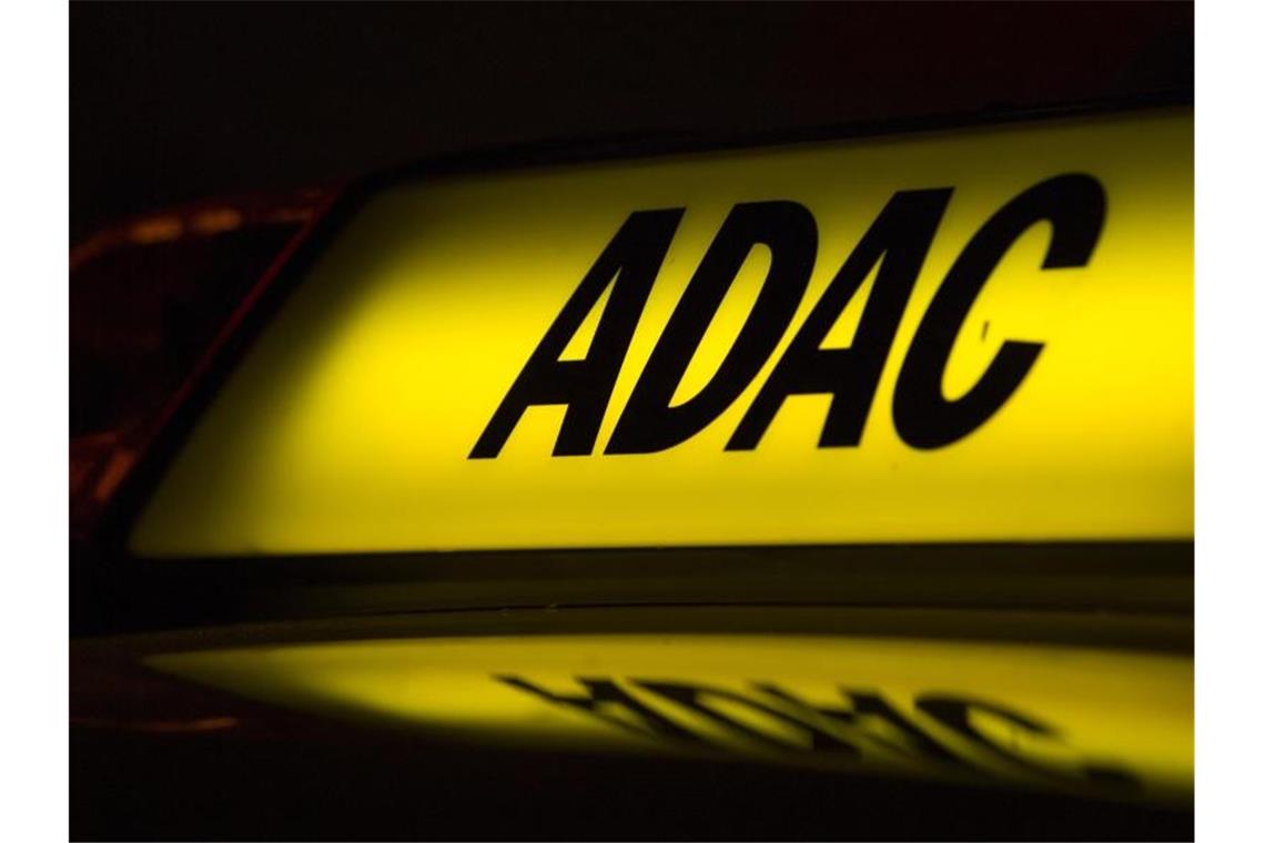 Die Abkürzung „ADAC“ auf einem Fahrzeug leuchtet in der Dunkelheit. Foto: Monika Skolimowska/zb/dpa/Symbolbild