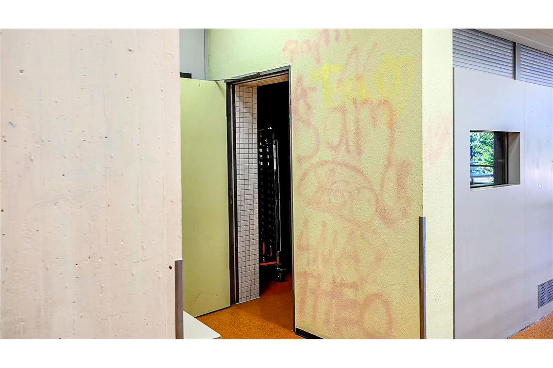 Abi-Aktion wird zum teuren Streich Die Abschlussklasse hatte in der Nacht zum 10. Juli Wände und Fassaden der Schule mit Kreidespray besprüht.