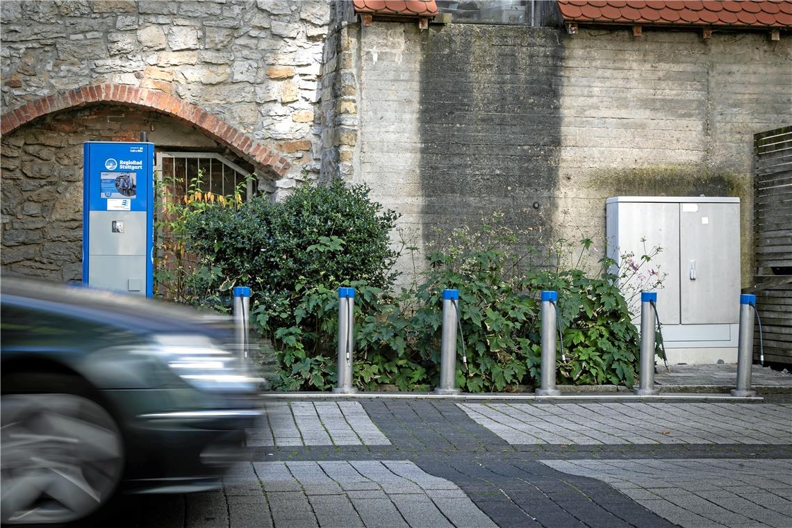 Regiorad-Station in Backnang ist ohne Räder Die Abstellpoller für die Regioräder an der Grabenstraße in Backnang sind gerade verwaist. Die Räder befinden sich derzeit in einer Reparaturwerkstatt. Foto: Alexander Becher