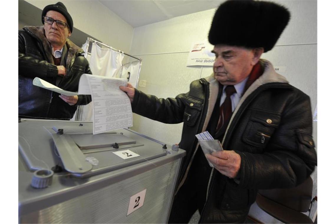 Die Abstimmungen in allen 85 Regionen des Riesenreichs gelten als wichtiger Stimmungstest für Kremlchef Putin. Foto: Alexander Petrov/AP