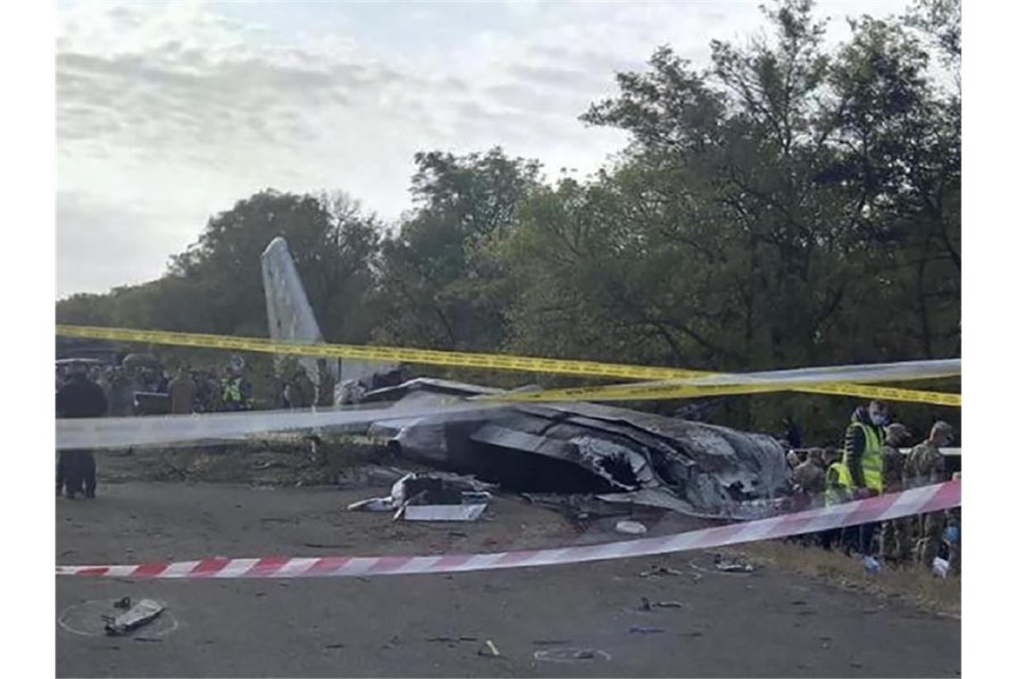 Viele Tote nach Absturz von Militärflugzeug in der Ukraine Die Absturzstelle der Antonow AN-26 in Tschuhujiw ist abgesperrt. Foto: -/Emergency Situation Ministry/AP/dpa