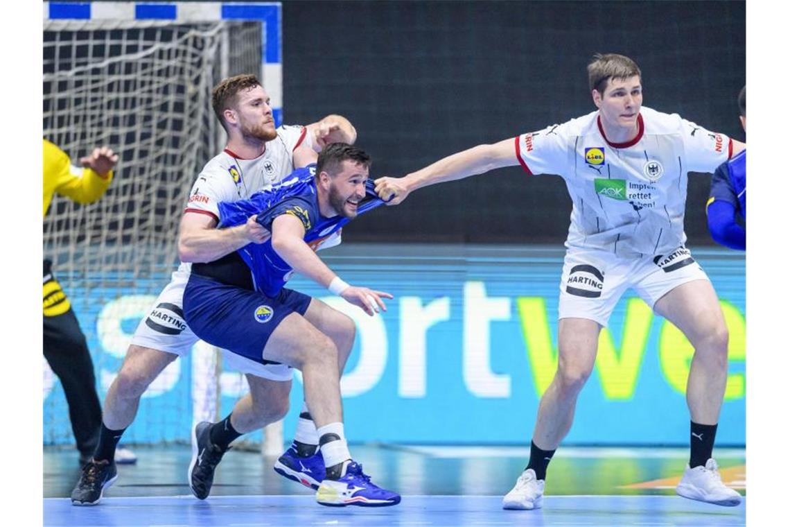 Handballer planen noch zwei Olympia-Tests im Juli Die Abwehr um Finn Lemke und Johannes Golla in Aktion gegen Senjamin Buric von Bosnien-Herzegowina. Foto: Sascha Klahn/dpa