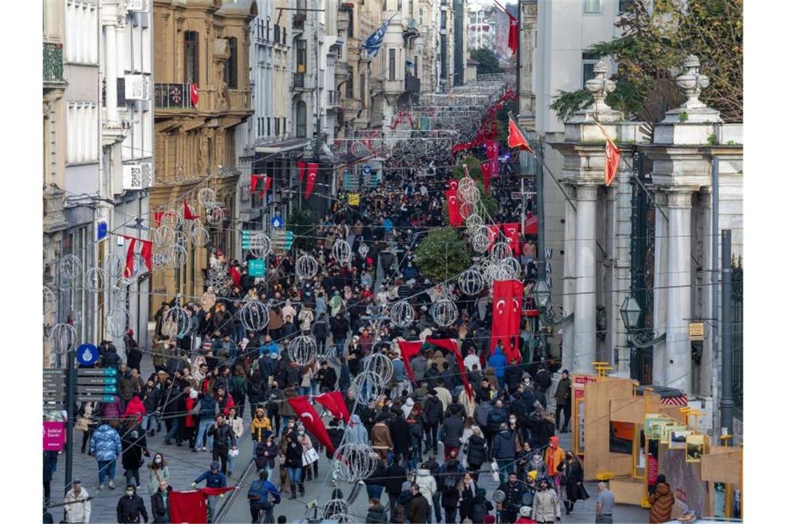 Erdogan stemmt sich gegen Lira-Verfall - Währung wertet auf Die Abwertung der Lira gegenüber dem Dollar führten zu einem Rückgang der Kaufkraft der Bürger. Foto: Tolga Ildun/ZUMA Press Wire/dpa