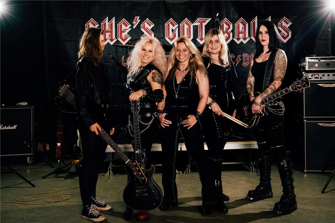 Diese Frauen haben Eier Die AC/DC-Coverband She’s Got Balls ist eine reine Frauenband. Von links nach rechts: Conny Marshall, Cathleen Catman, Iris Boanta, Anja Assmuth und Jani Näckel . Foto: E. Bohnenstengel