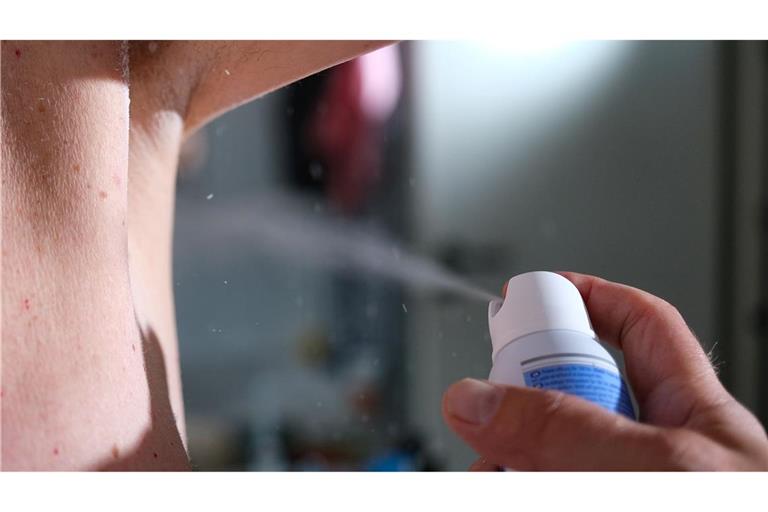 Die Achsel muss safe sein: Ein Mann sprüht Deodorant auf seine Achselhöhle. (Symbolbild)