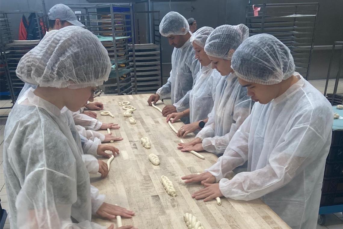 Im Rems-Murr-Kreis sind noch viele Ausbildungsplätze zu vergeben Die acht neuen Auszubildenden der Bäckerei Mildenberger lernen nach ihrer Führung durch die Backstube, wie sie kleine Hefezöpfe formen können. Foto: Bäckerei Mildenberger KG