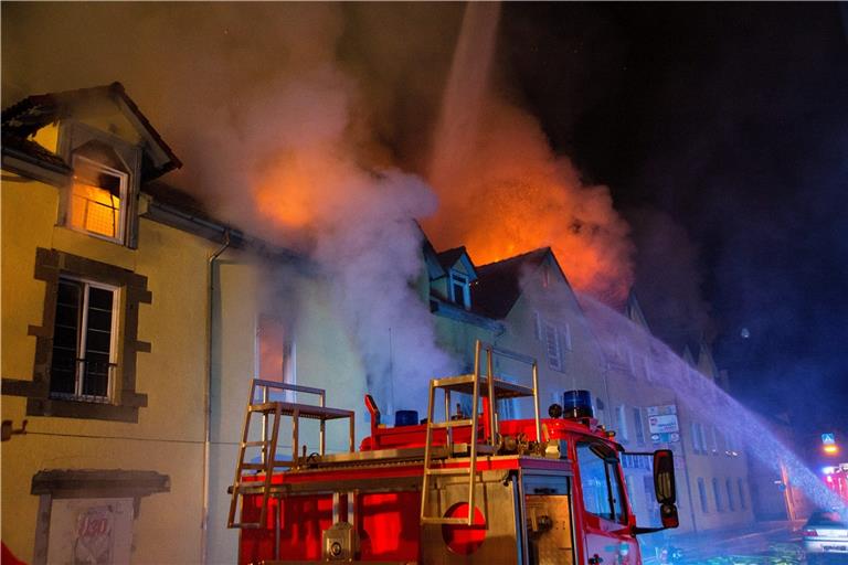 Die acht Opfer starben an einer Rauchvergiftung. Den Helfern blieb nur noch die traurige Pflicht, deren Leichen zu bergen.Archivfoto: Jörg Fiedler
