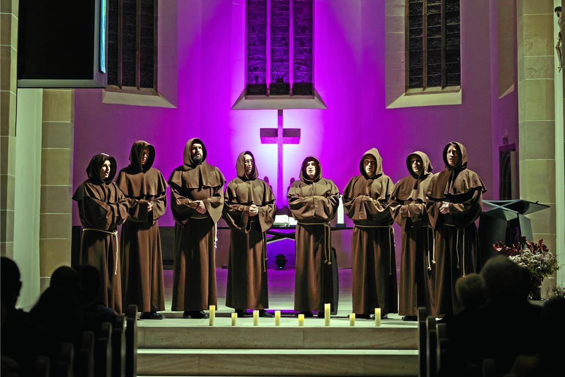 Konzert in der Stiftskirche mit „The Gregorian Voices“ Die acht Sänger aus der Ukraine ernten am Ende Standing Ovations. Foto: Alexander Becher