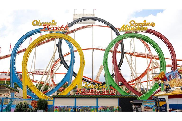 Die Achterbahn «Olympia-Looping» ist während der Aufbauarbeiten für das Oktoberfest 2024 auf der Theresienwiese zu sehen. (zu dpa: ««How to Wiesn» - Wissenswertes zum Oktoberfestbesuch»)