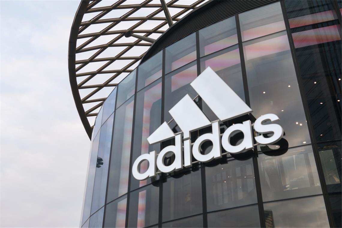 Die Adidas-Aktie hat seit Wochenbeginn rund 12 Prozent an Wert verloren. Erfahren Sie, warum die Prognosen des Unternehmens die Anleger enttäuscht haben und welche Faktoren den Kurs belasten.
