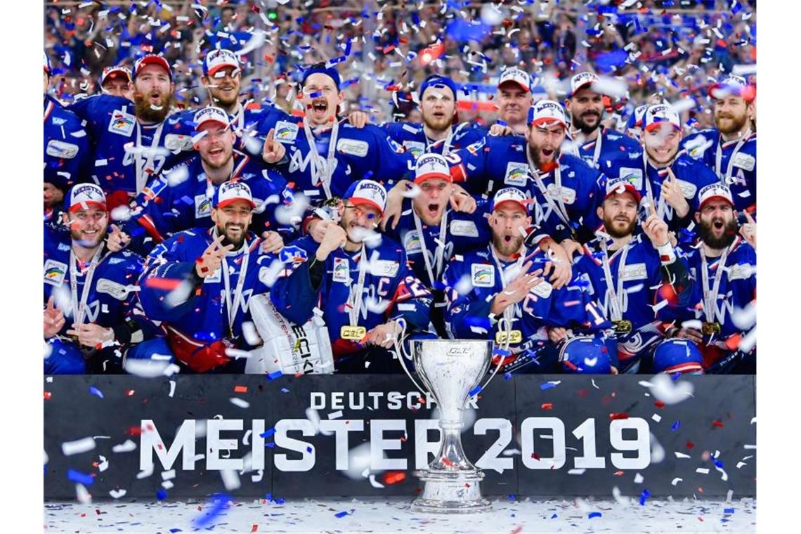 Die Adler Mannheim feiern den Gewinn der deutschen Meisterschaft 2019. Foto: Uwe Anspach/dpa/Archivbild