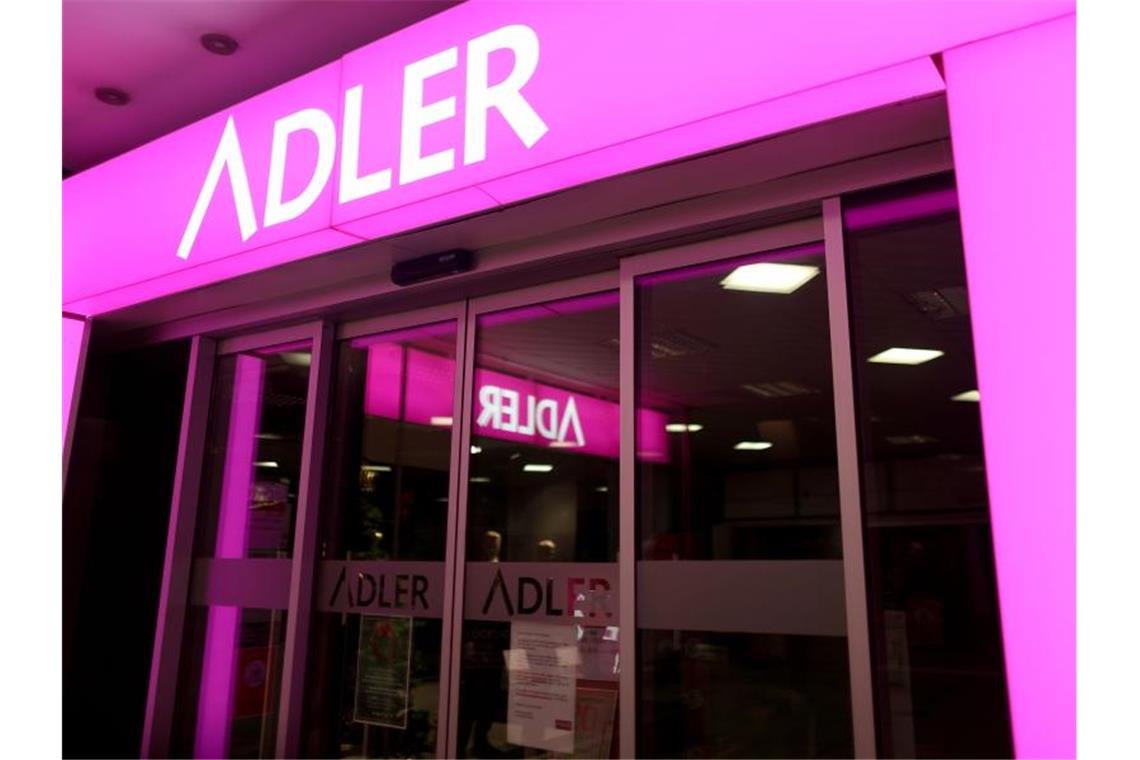 Im Modehandel rollt die Insolvenzwelle Die Adler Modemärkte AG hat einen Antrag auf Eröffnung eines Insolvenzverfahrens in Eigenverwaltung gestellt. Der Ladenverkauf geht jedoch weiter. Foto: Oliver Berg/dpa