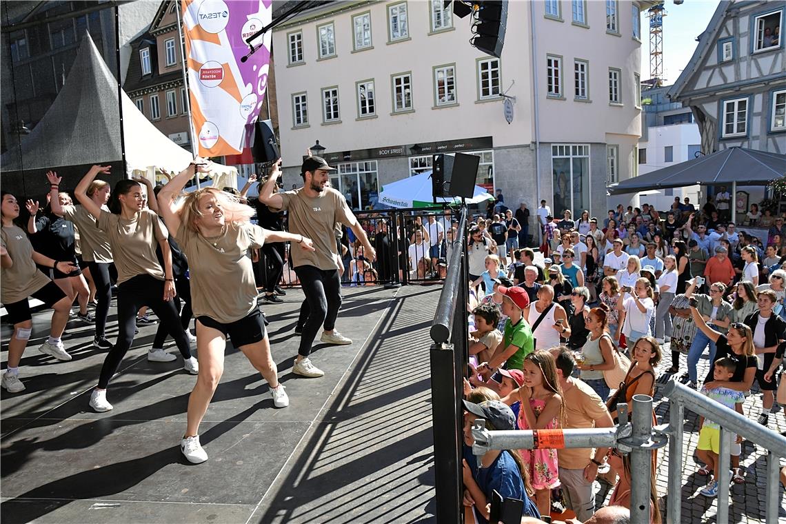 Die ADTV Tanzschule Bayerle-Auchter brachte mit Ihrem Auftritt auf der Marktplat...