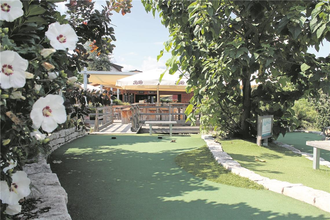 Die Adventure-Golfanlage in Winnenden verfügt neben zahlreichen Bahnen, die im Grünen verlaufen, auch über eine Lounge, in der Besucher entspannen können. Foto: privat