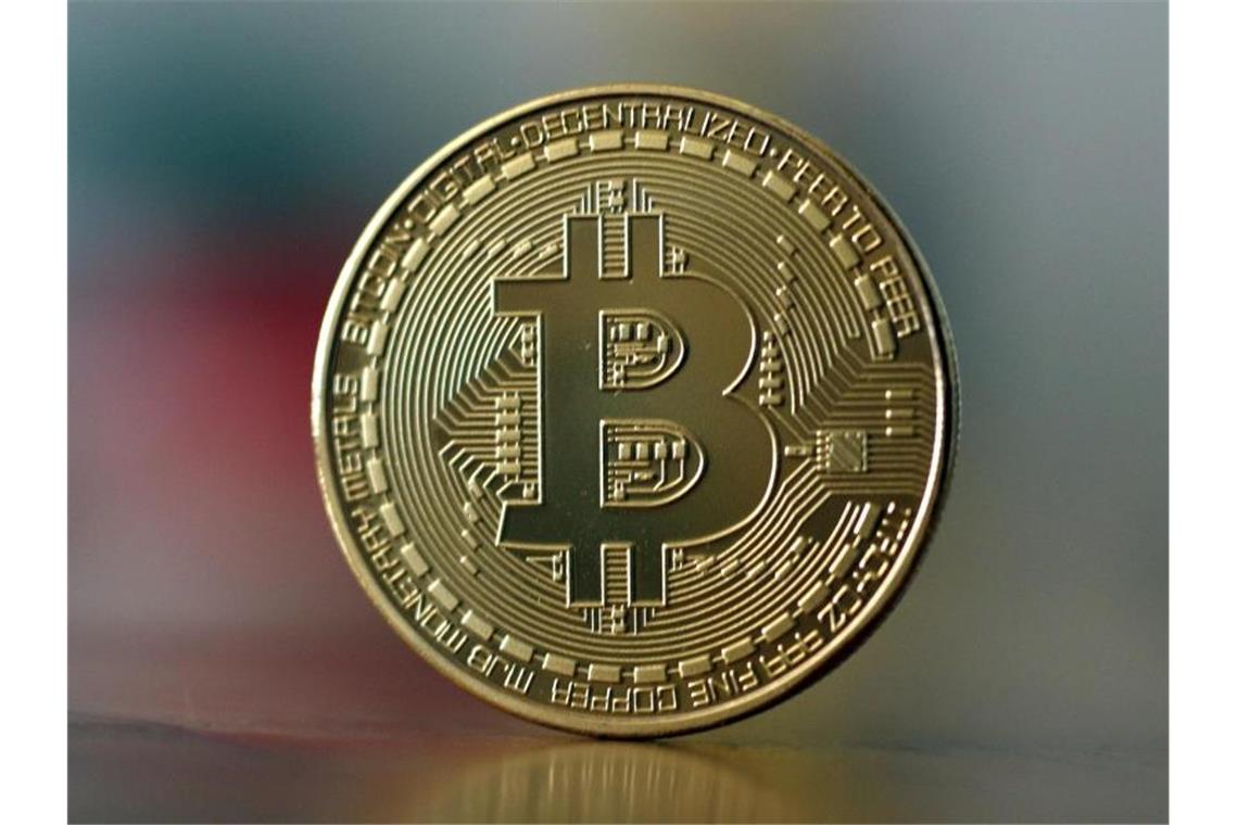 Bitcoin fällt auf 45.000 US-Dollar Die älteste und bei weitem marktgrößte Internetwährung Bitcoin fiel am Dienstagvormittag um zeitweise mehr als 15 Prozent. Foto: Ina Fassbender/dpa