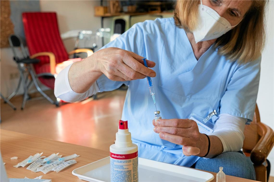 Die Ärztin Gryta Alscher zieht eine Spritze auf. Sie war als Teil eines mobilen Impfteams im Alten- und Pflegeheim Staigacker in Backnang im Einsatz. 