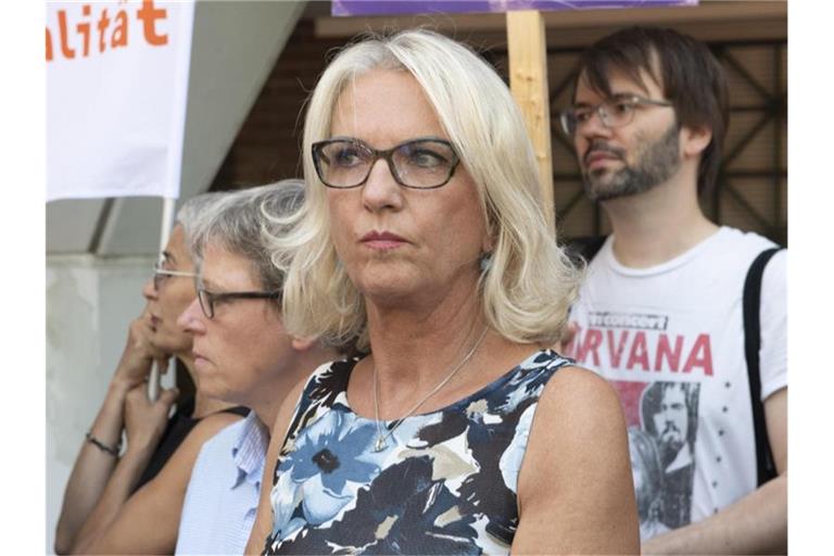 Die Ärztinnen Bettina Gaber (r) und Dr. Verena Weyer (M) stehen mit Unterstützern vor dem Amtsgericht in Berlin. Foto: Paul Zinken