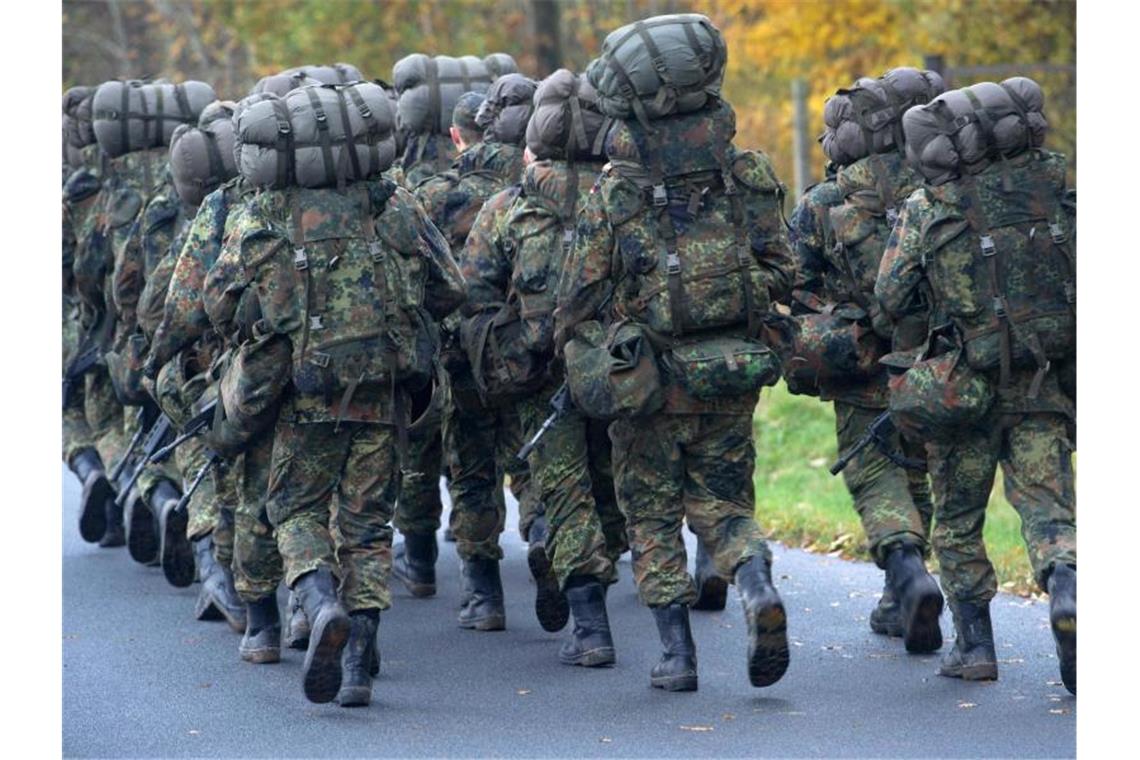 Die AfD greift die Verteidigungspolitik der Union an und spricht von einer nötigen „Restauration der Bundeswehr“. Foto: Stefan Sauer/Archiv