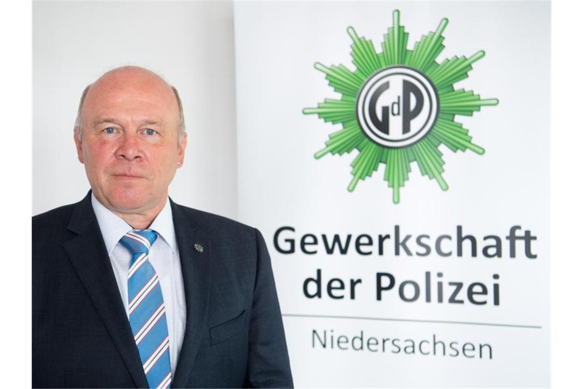 Gewerkschaft der Polizei will keine AfDler in ihren Reihen „Die AfD ... ist gewerkschaftsfeindlich eingestellt und entzieht sich der solidarischen Basis unserer Gesellschaft“, sagte der stellvertretende GdP-Bundesvorsitzende Dietmar Schilff. Foto: Julian Stratenschulte/dpa