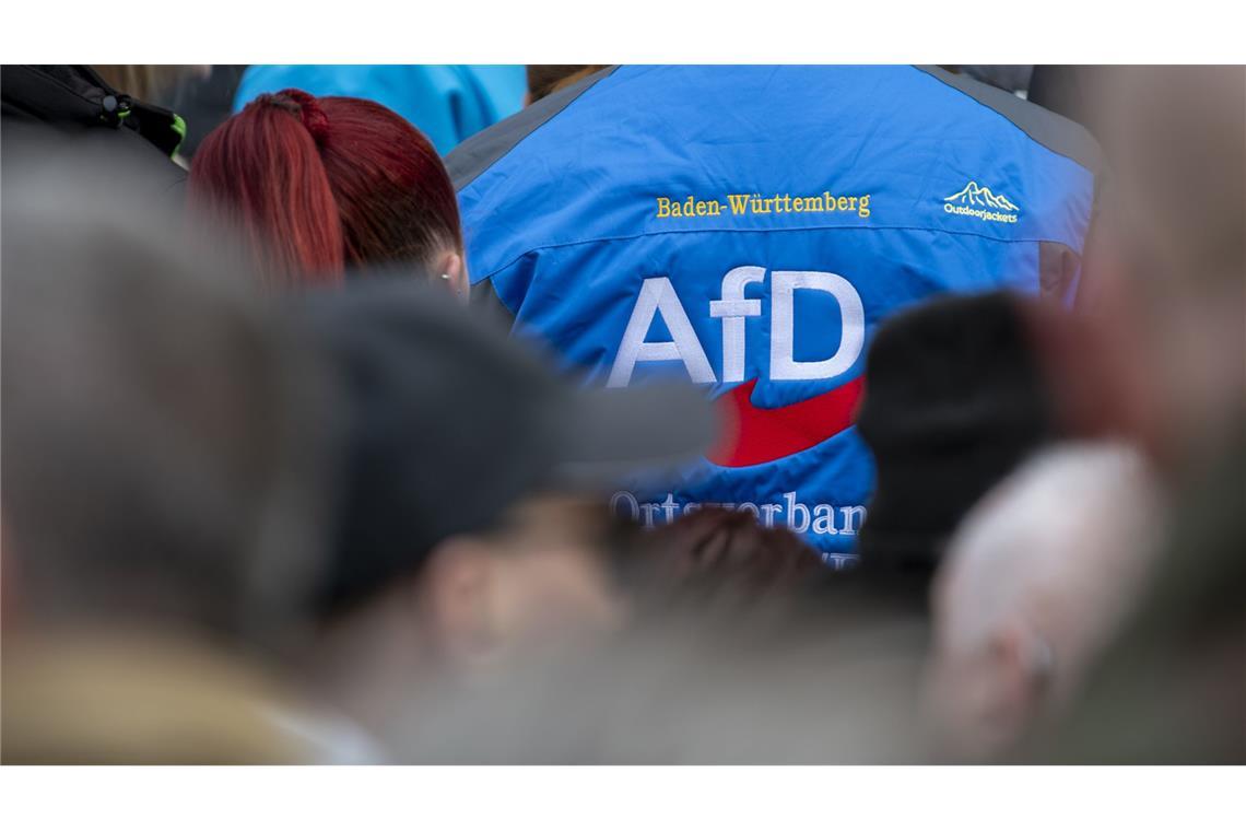 AfD laut Umfrage im Land erstmals vor den Grünen Die AfD ist in einer Umfrage in Baden-Württemberg an den Grünen vorbeigezogen.