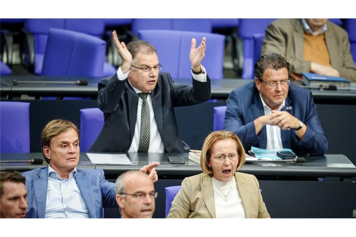 Die AfD-Politiker Bernd Baumann (l-r), Jürgen Braun, Beatrix von Storch und Stephan Brandner reagieren teilweise aufgebracht in der Aktuellen Stunde zu möglichen Verstrickungen von AfD-Abgeordneten mit Russland.