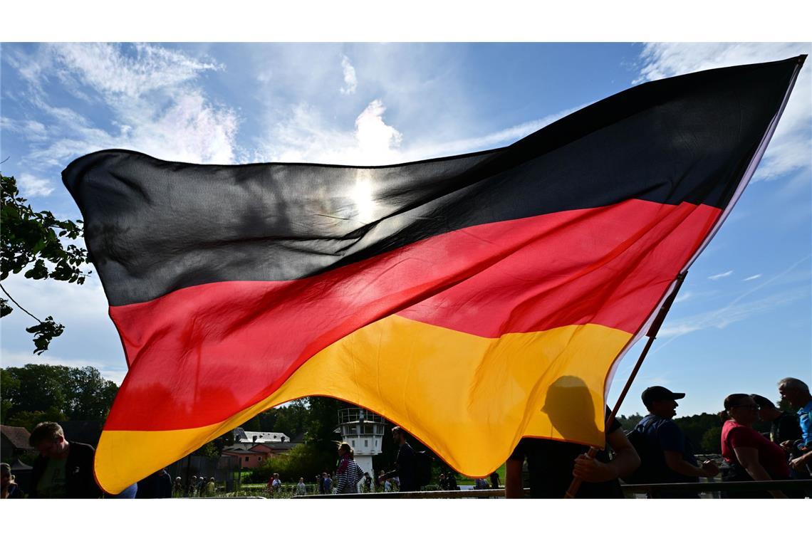 AfD will Deutschland-Fahne vor jeder öffentlichen Schule Die AfD will vor jeder öffentlichen Schule in Sachsen die Deutschlandfahne wehen sehen. (Archivbild)