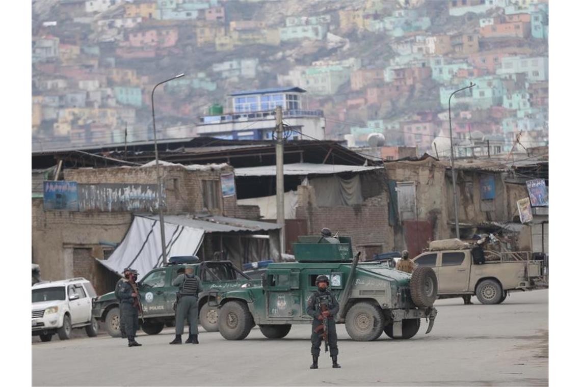 Die afghanische Polizei am Ort des Geschehens: „„Bislang haben wir keine Nachrichten aus dem Inneren.“. Foto: Rahmat Gul/AP/dpa