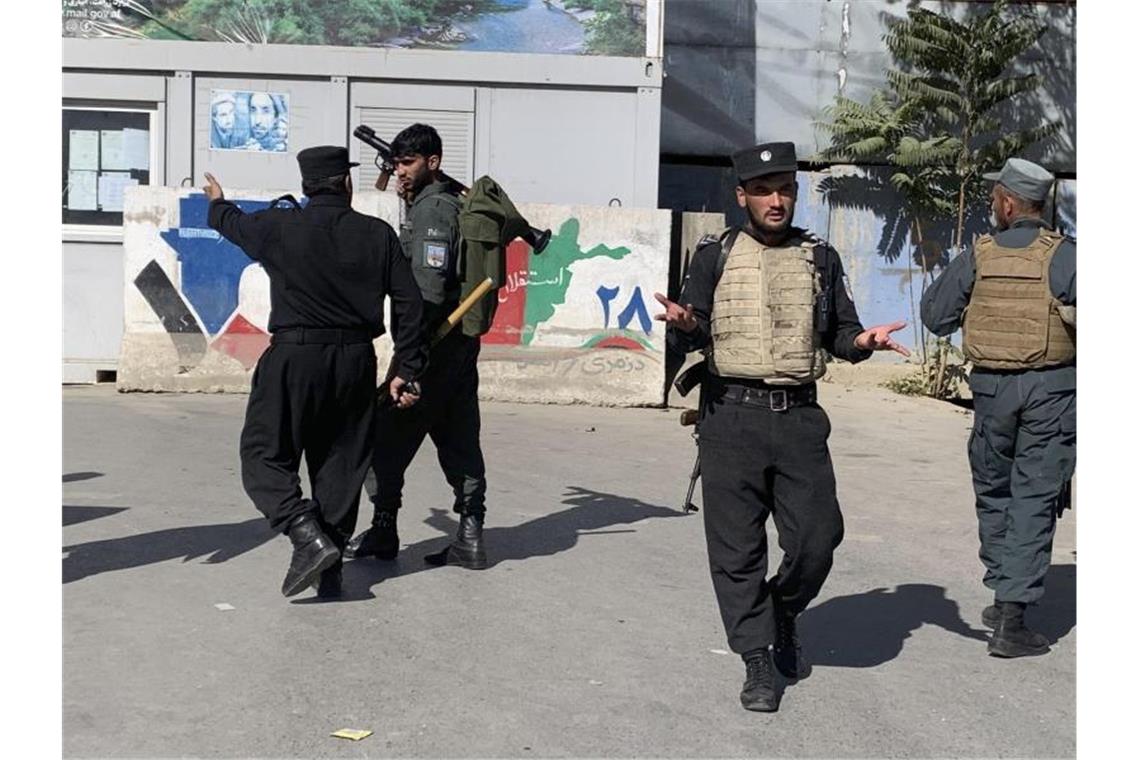 Mindestens 22 Tote bei Angriff in Kabul Die afghanische Polizei trifft am Ort eines Anschlags an der Universität Kabul ein. Foto: Rahmat Gul/AP/dpa