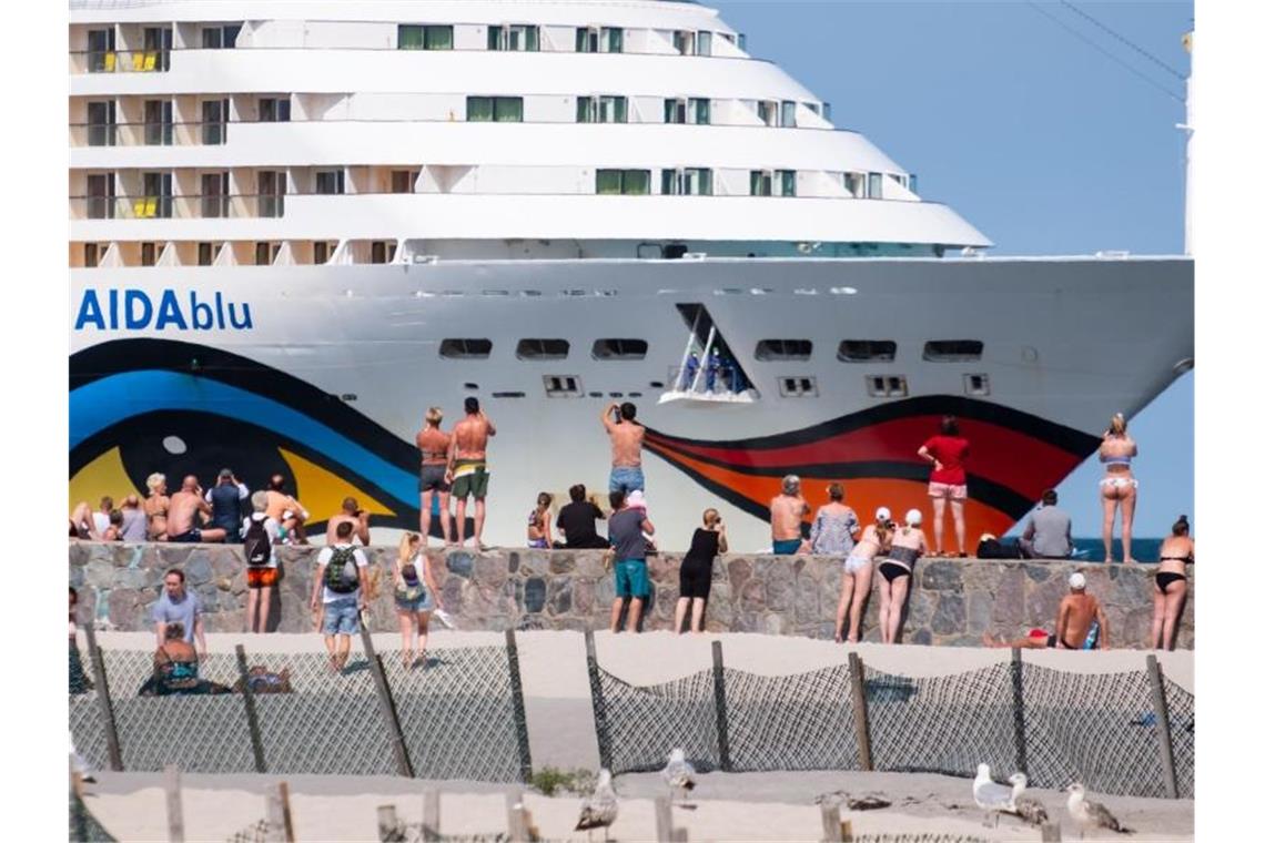 Die AIDAblu der Reederei Aida Cruises am Ostseebad Warnemünde. Die Kreuzfahrtreederei Aida Cruises hat den Beginn der Saison 2020/2021 wegen der Corona-Pandemie erneut verschoben. Foto: Sven Hoppe/dpa