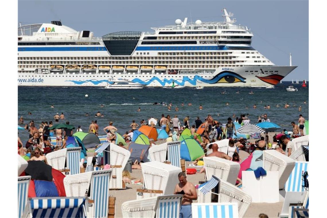 Die AIDAblu der Reederei Aida Cruises kommt ohne Passagiere im Ostseebad Warnemünde an, zuvor war bereits die AIDAmar eingelaufen. Foto: Bernd Wüstneck/dpa-Zentralbild/dpa