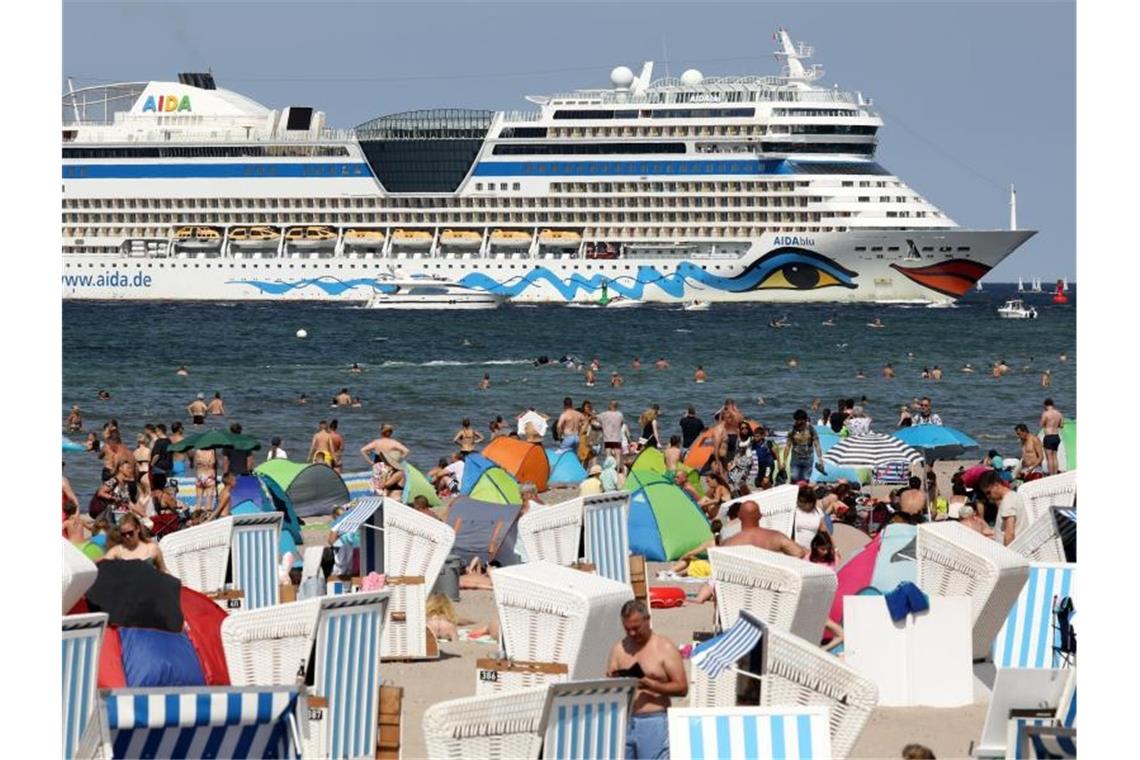 Aida Cruises bereitet Kreuzfahrten vor Die AIDAblu der Reederei Aida Cruises kommt ohne Passagiere im Ostseebad Warnemünde an, zuvor war bereits die AIDAmar eingelaufen. Foto: Bernd Wüstneck/dpa-Zentralbild/dpa